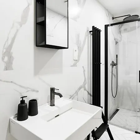 Designer Touch 2-bedroom In Picturesque Area アパート