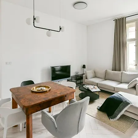 Designer Touch 2-bedroom In Picturesque Area * Goltsch Jenikau