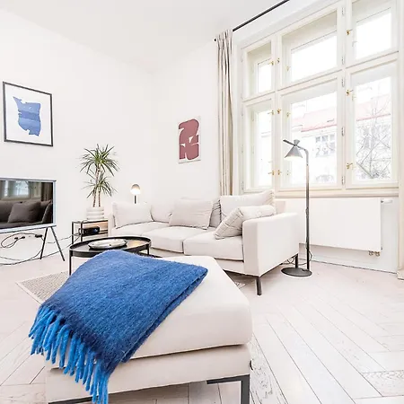 Designer Touch 2-bedroom In Picturesque Area شقة