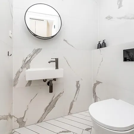 Designer Touch 2-bedroom In Picturesque Area شقة *
