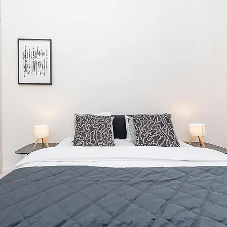 Designer Touch 2-bedroom In Picturesque Area شقة Goltsch Jenikau