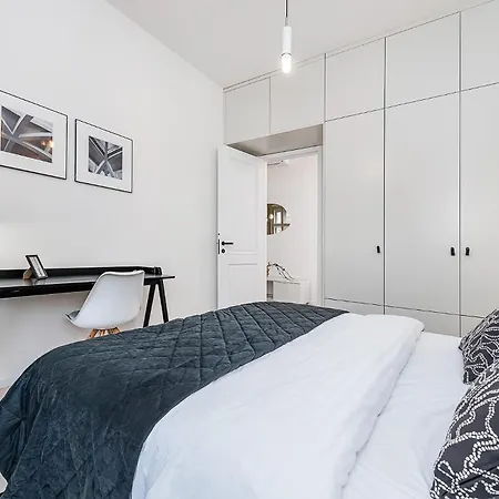 Designer Touch 2-bedroom In Picturesque Area شقة