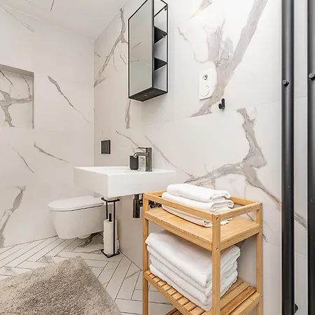Designer Touch 2-bedroom In Picturesque Area شقة Goltsch Jenikau