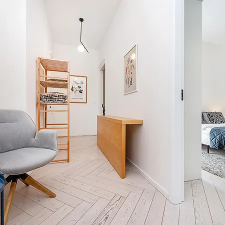 Designer Touch 2-bedroom In Picturesque Area شقة *