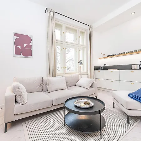 Designer Touch 2-bedroom In Picturesque Area شقة Goltsch Jenikau