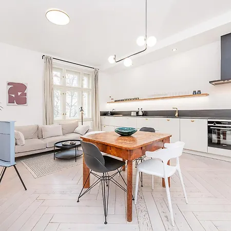 Designer Touch 2-bedroom In Picturesque Area شقة