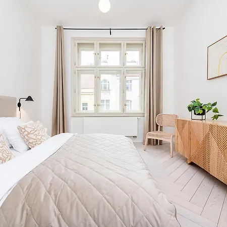 Designer Touch 2-bedroom In Picturesque Area شقة *