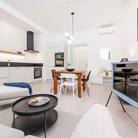 شقة Designer Touch 2-bedroom In Picturesque Area Goltsch Jenikau