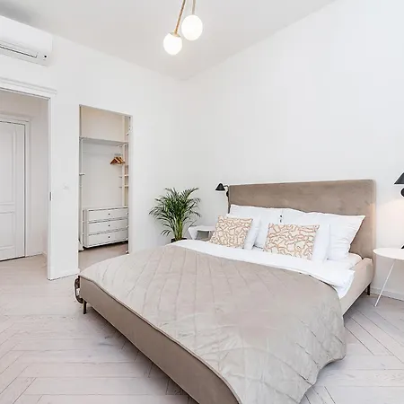 Designer Touch 2-bedroom In Picturesque Area شقة Goltsch Jenikau